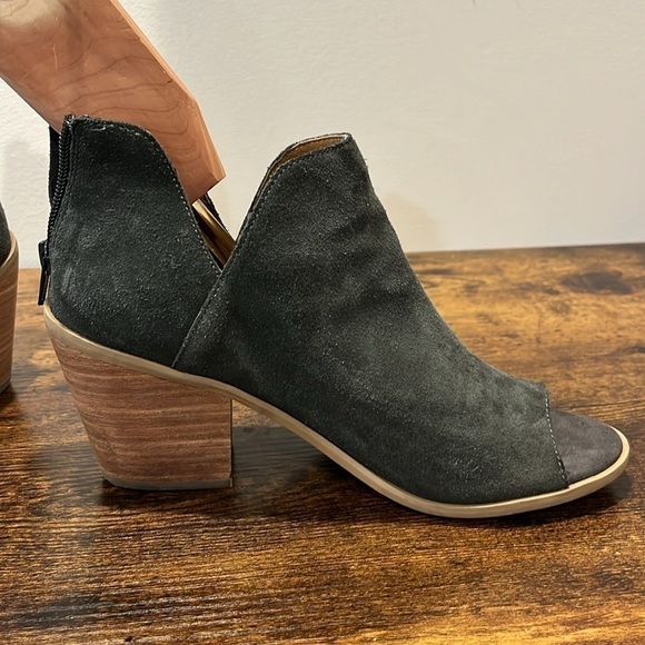 Susina Carina Grey Suede Stacked Heel Booties sandals  size 7.5 women - Picture 4 of 9